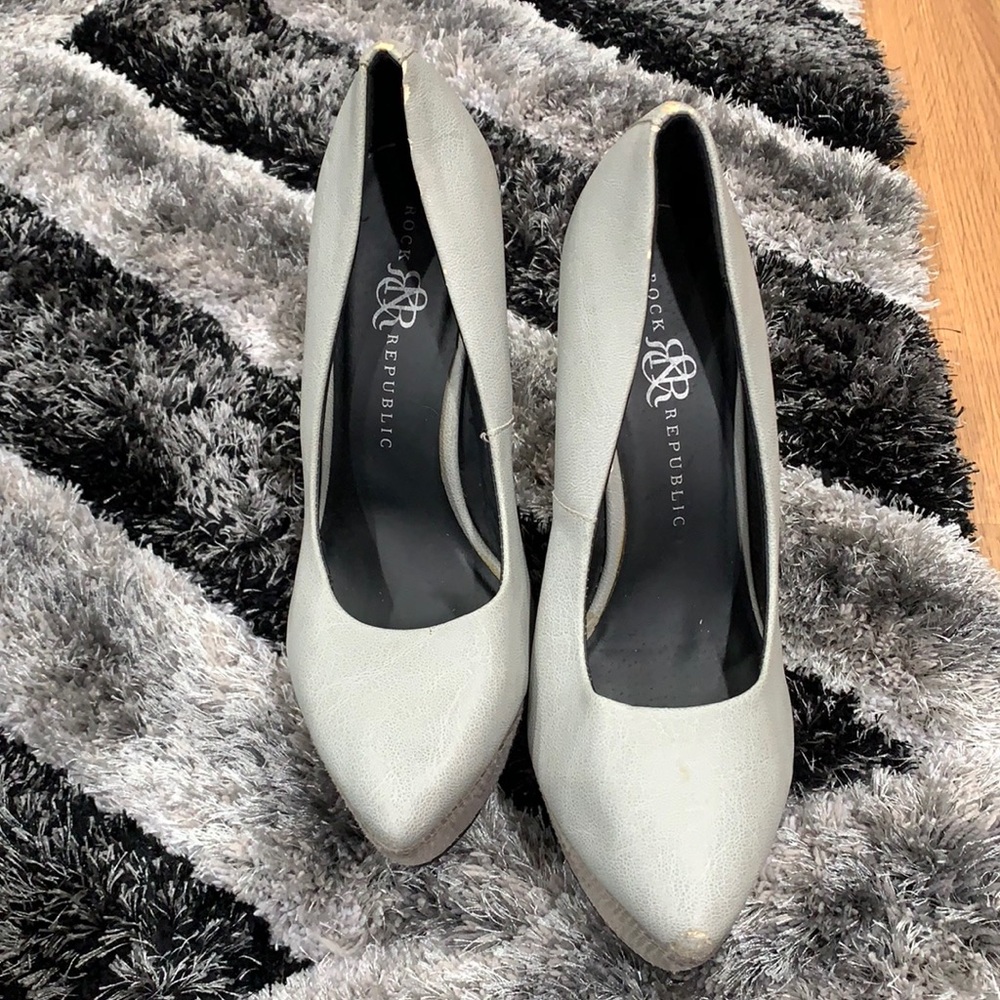 Rock & Republic gray wedges with snake skin sides